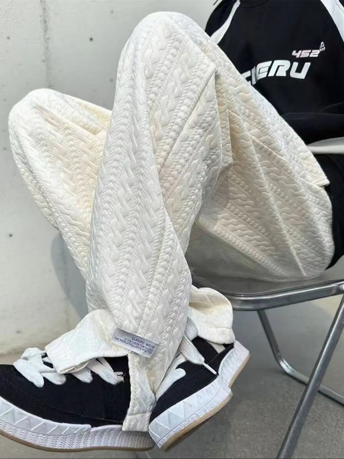 Men's Minimalist Letter Patched Sweatpants with Split Hem Design, Casual Streetwear Pants, Loose-Fit, Textured Fabric, Drawstring Waist Bottoms, Casual Streetwear Clothes