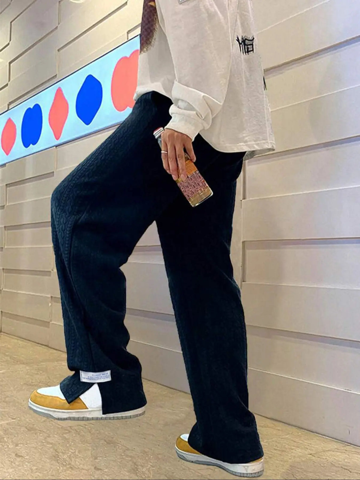 Men's Minimalist Letter Patched Sweatpants with Split Hem Design, Casual Streetwear Pants, Loose-Fit, Textured Fabric, Drawstring Waist Bottoms, Casual Streetwear Clothes
