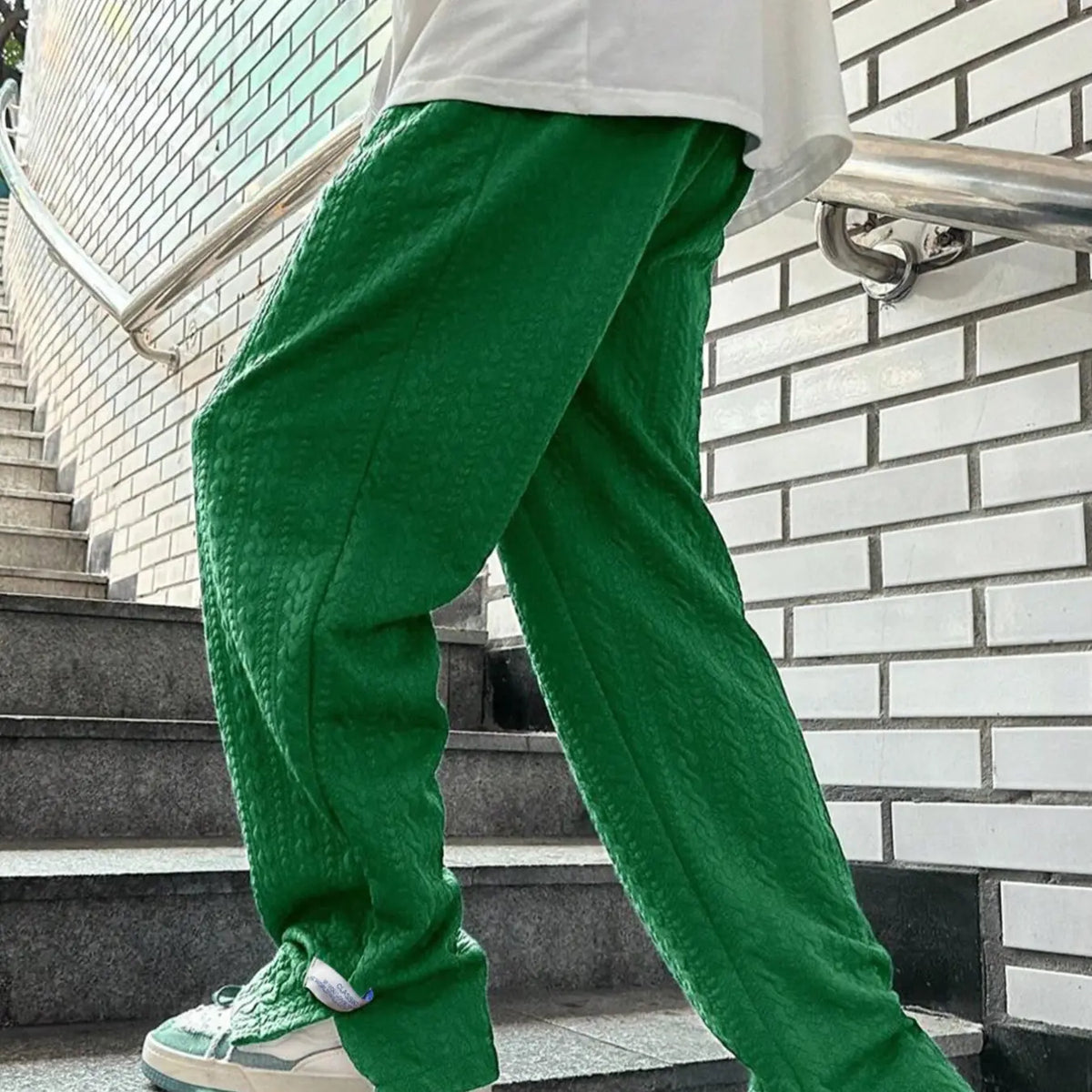 Men's Minimalist Letter Patched Sweatpants with Split Hem Design, Casual Streetwear Pants, Loose-Fit, Textured Fabric, Drawstring Waist Bottoms, Casual Streetwear Clothes